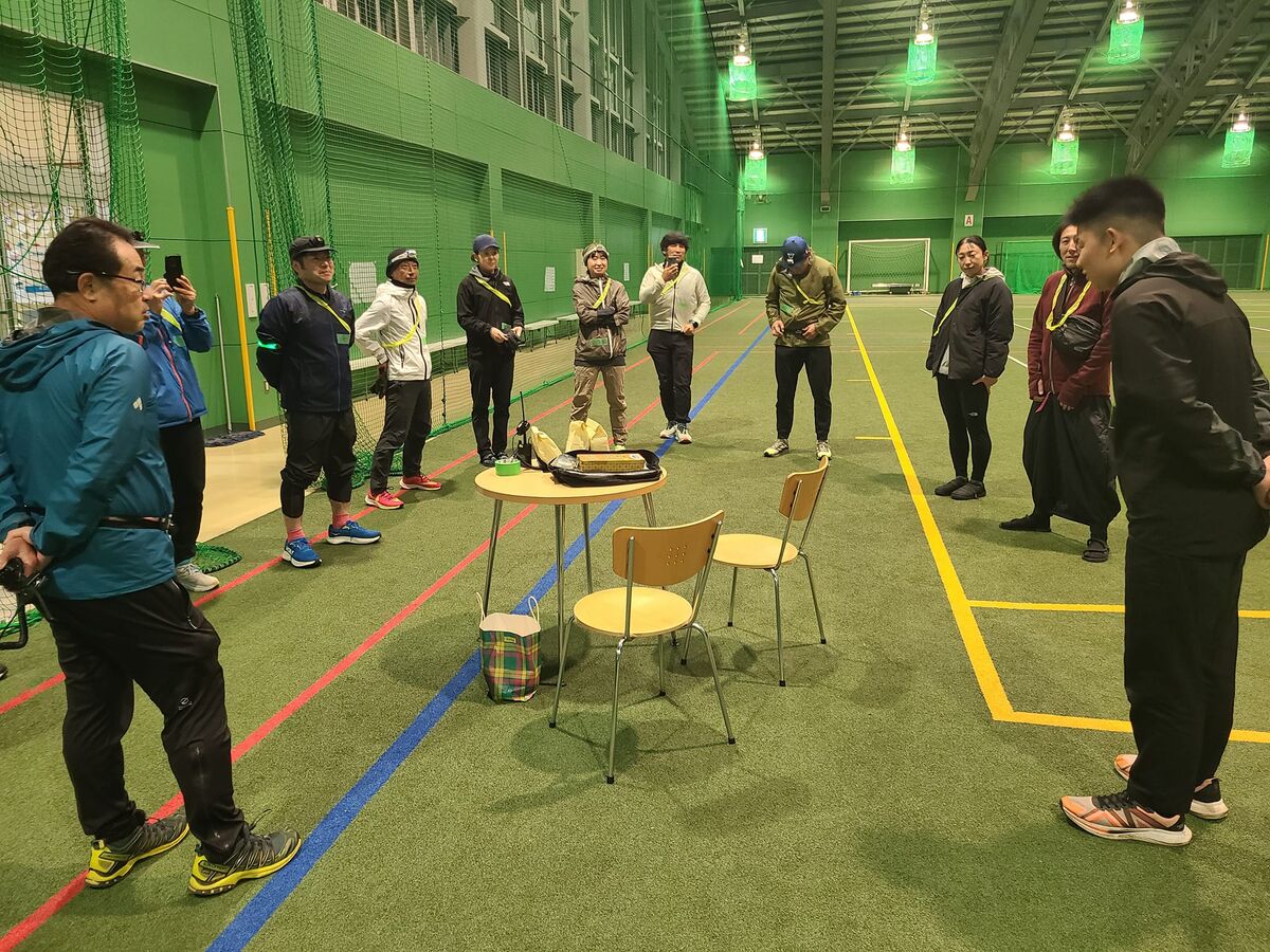 屋内コートでの開会式の様子