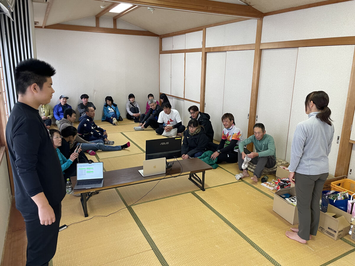 管理棟での参加者ミーティング